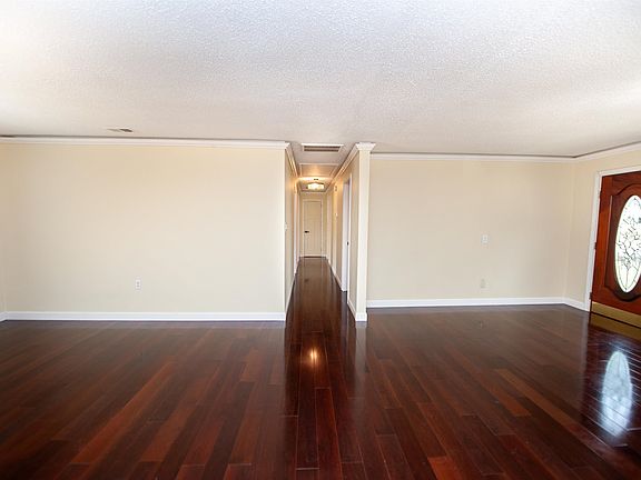 5th image of 548 Honeysuckle Rd