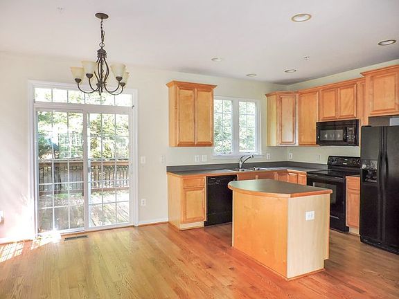 3rd image of 130 Riverwatch Dr