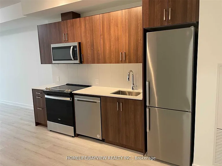 681 Yonge St #514 — Photo 3