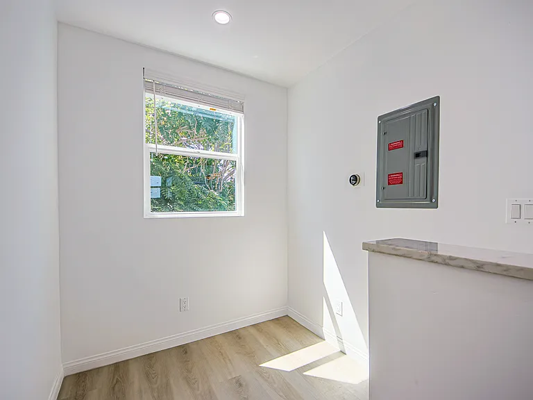 13708 Collins St — Photo 6
