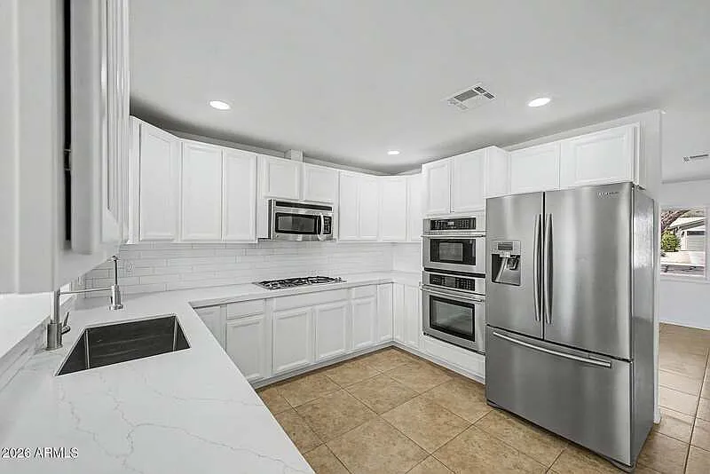 4 bed, 2.0 bath, 1998 sqft, $2,590 — Photo 4