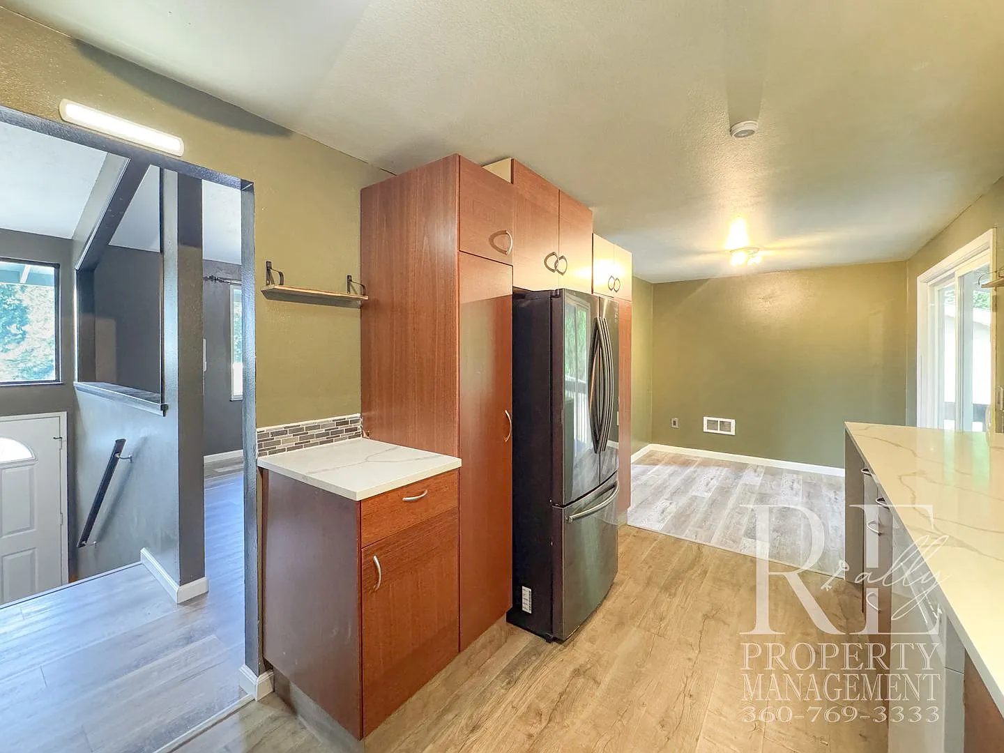 Spacious Split-Level with Two Living Areas, Fireplace & Fully Fenced Yard — Photo 4