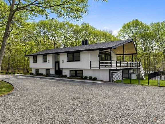 3rd image of 105 Old Riverhead Rd
