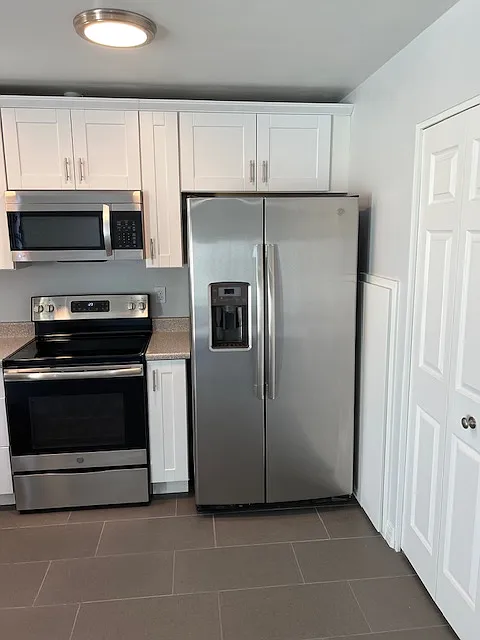 Kitchen, Kitchen Lighting, Granite Sink, Cabinets, Appliances, Tile and Grout Flooring, Newly Painted Ceiling, Walls, Baseboard and Molding. - 4444 E Belleview St