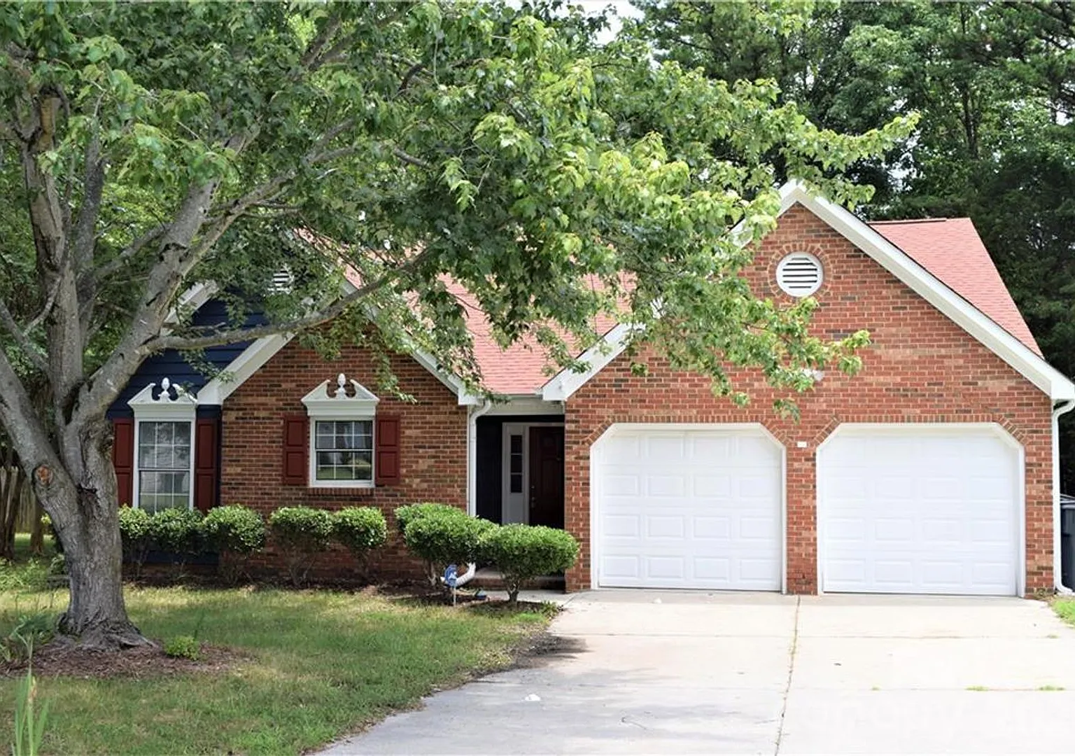 Home w/ Great curb appeal, all one level living — Photo 1