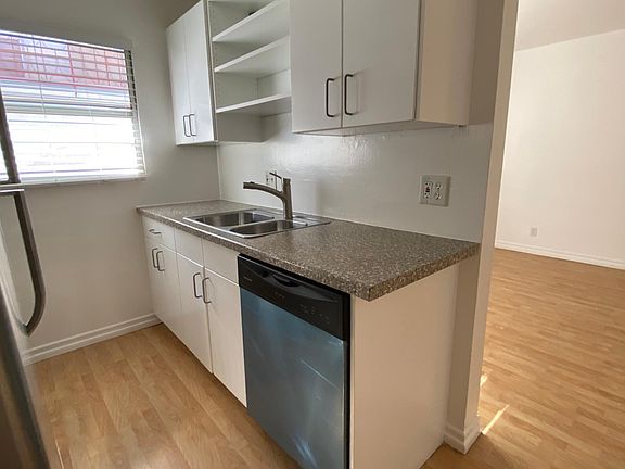 2nd image of 940 Venice Blvd #2