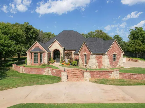 101 Road Runner Dr, Ponca City, OK 74604