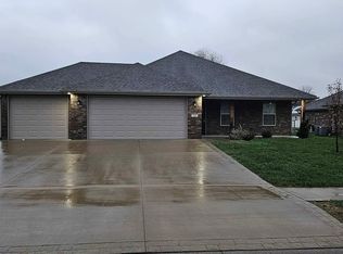 206 NW Lindsey Ln, Grain Valley, MO 64029