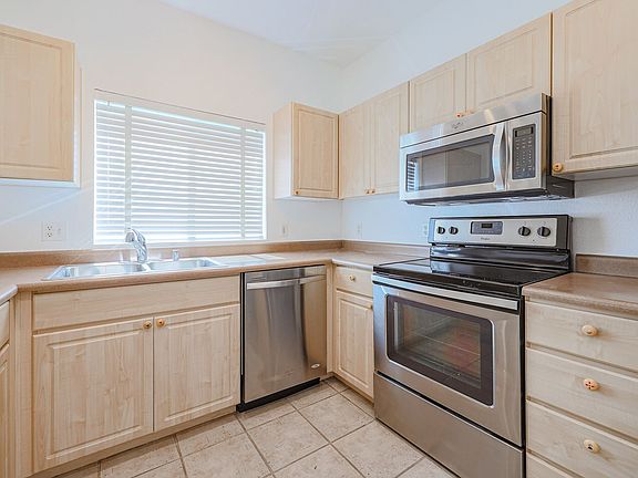 5th image of 7401 W Arrowhead Clubhouse Dr Unit 1058