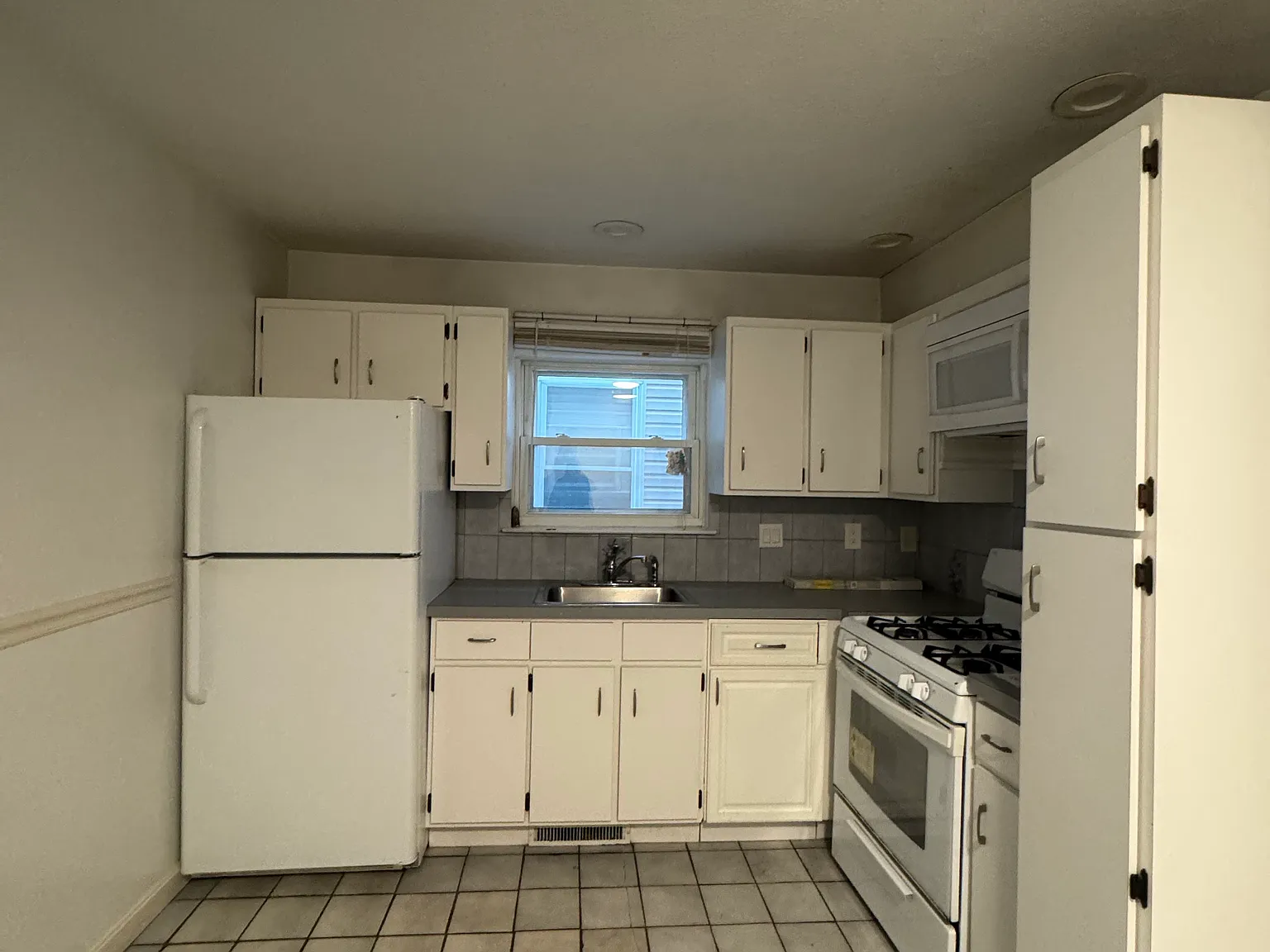 4 bed, 1226 sqft, $4,200 — Photo 4
