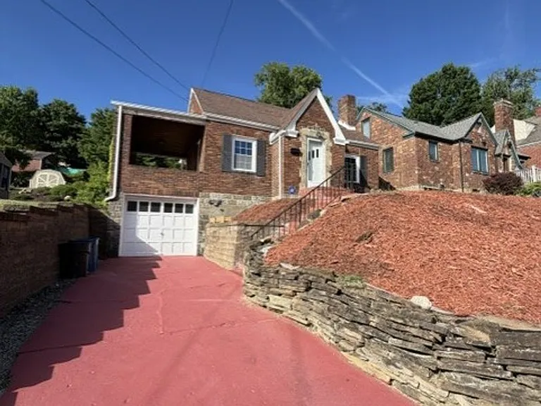 222 Wainwright Ave — Photo 3