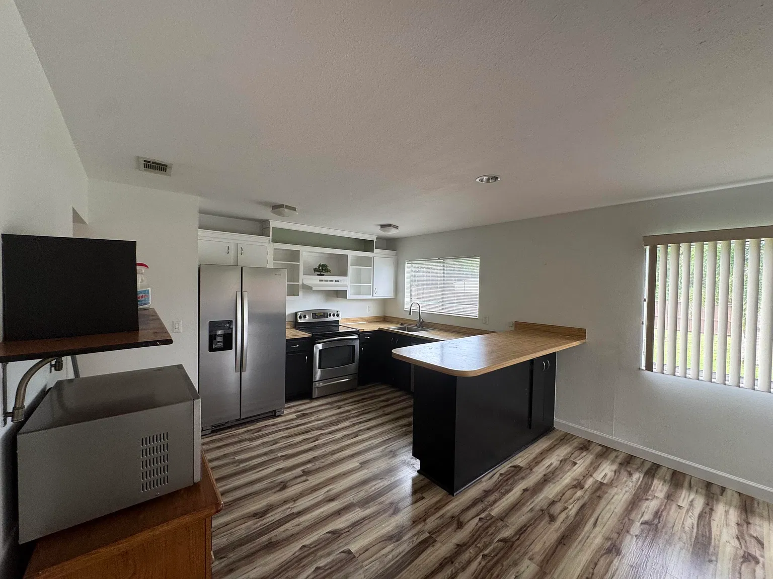 3 bed, 2.0 bath, 1176 sqft, $2,350 — Photo 3