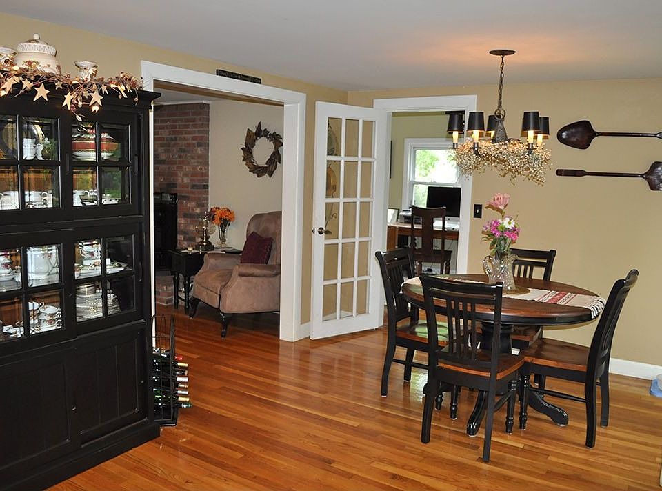 Kitchen dining area