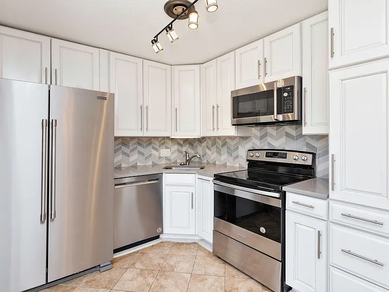 3815 Hillcrest Dr — Photo 12
