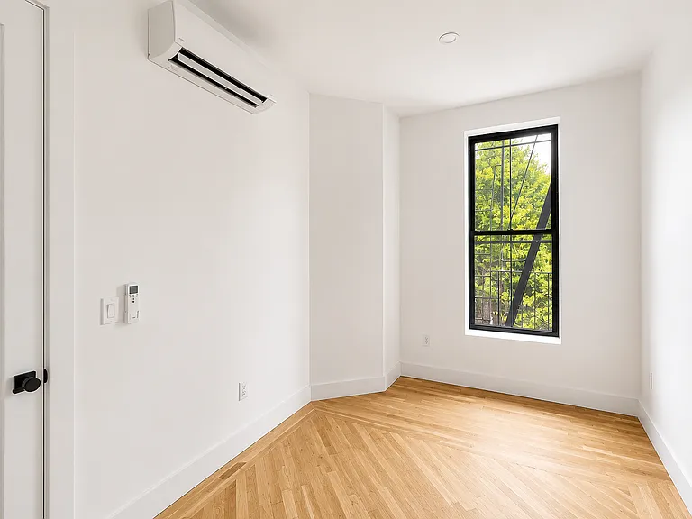 1106 Gates Ave #3 — Photo 4