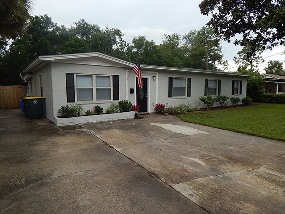 Driveway extends to backgate