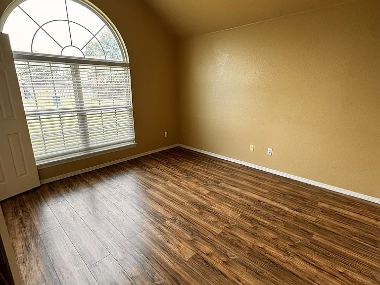 1532 Hutchinson St — Photo 15