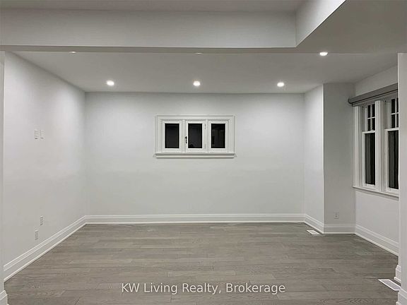 2nd image of 180 Dinnick Cres