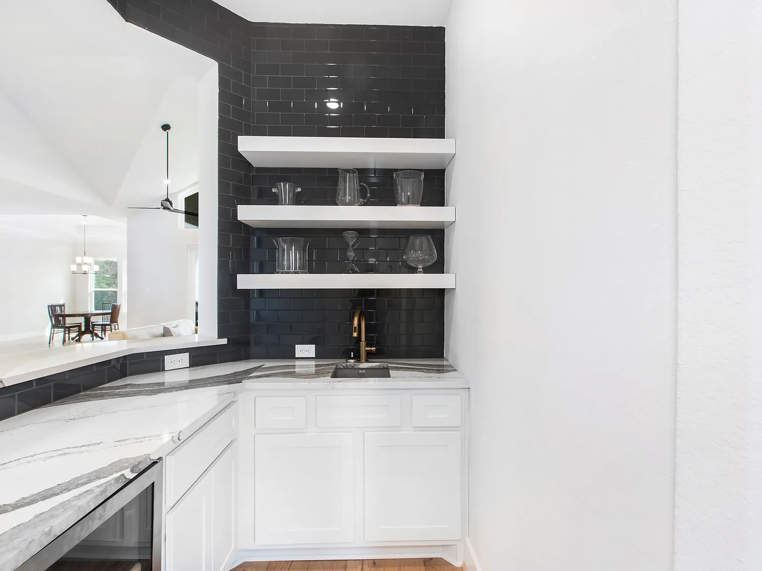 Home within the exclusive guarded community of Cresta Bella — Photo 4