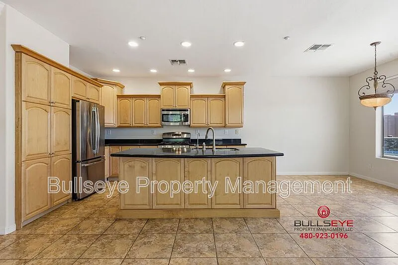 3 bed, 2.0 bath, 2039 sqft, $2,675 — Photo 4