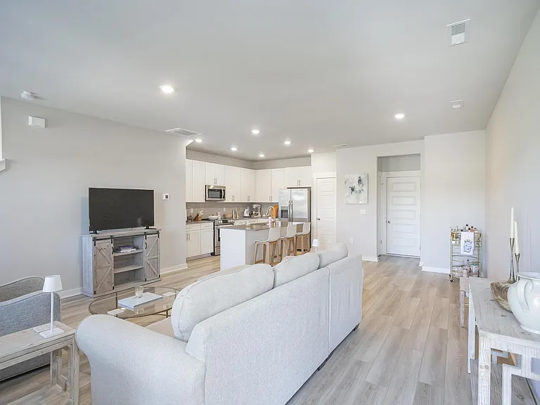 517 Swanholme Dr — Photo 6