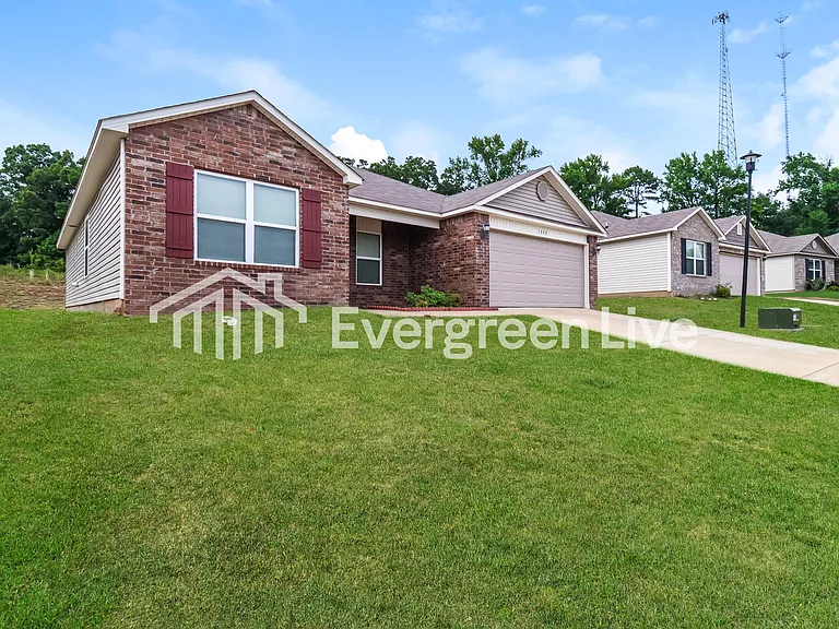1088 Huntington Dr — Photo 2