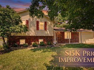 2215 Graystone Dr, Saint Charles, MO 63303