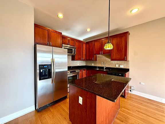 3rd image of 1330 W Argyle St APT 3E