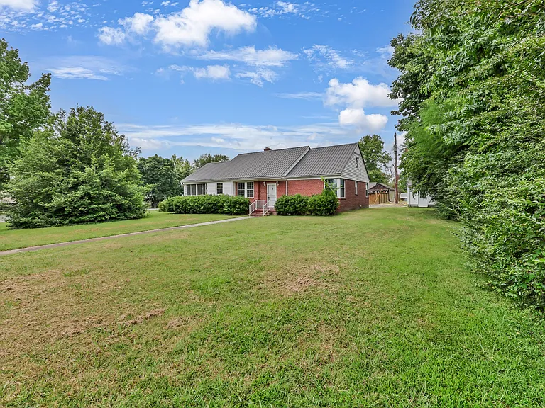 217 E Meadow Cir — Photo 4