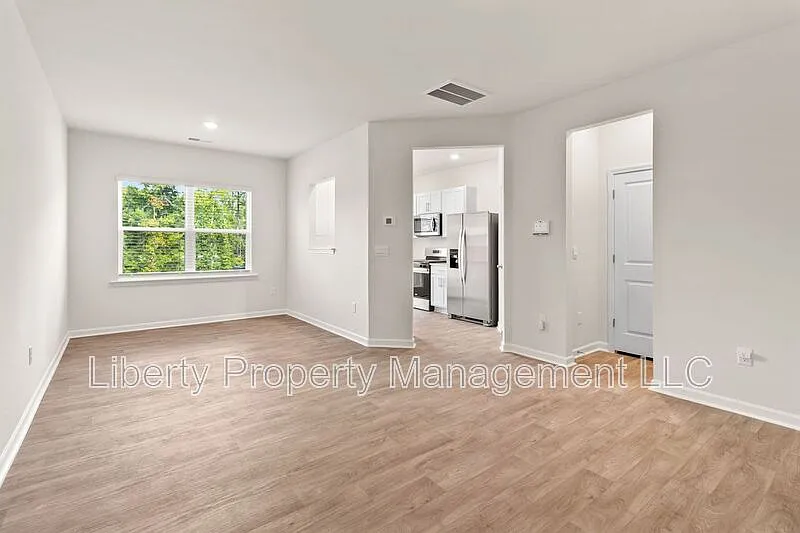 3 bed, 2.5 bath, 1400 sqft, $1,650 — Photo 3