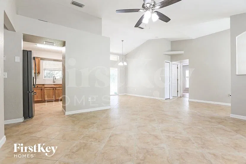 3 bed, 2.0 bath, 1438 sqft, $2,130 — Photo 2