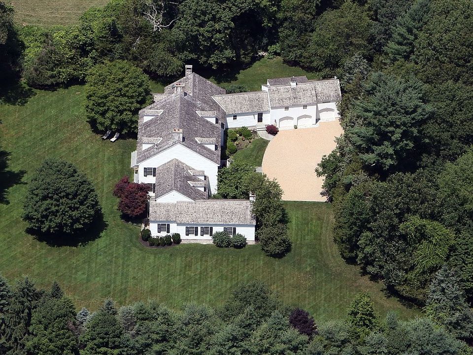 2nd image of 7 Lowerfield Rd