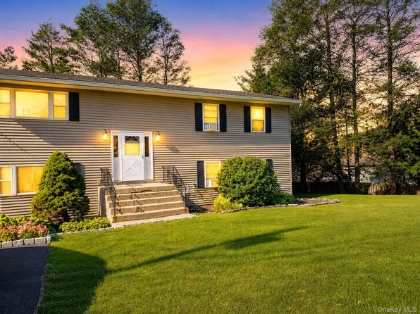 1 Humming Bird Ln #A, Stony Pt, NY 10980