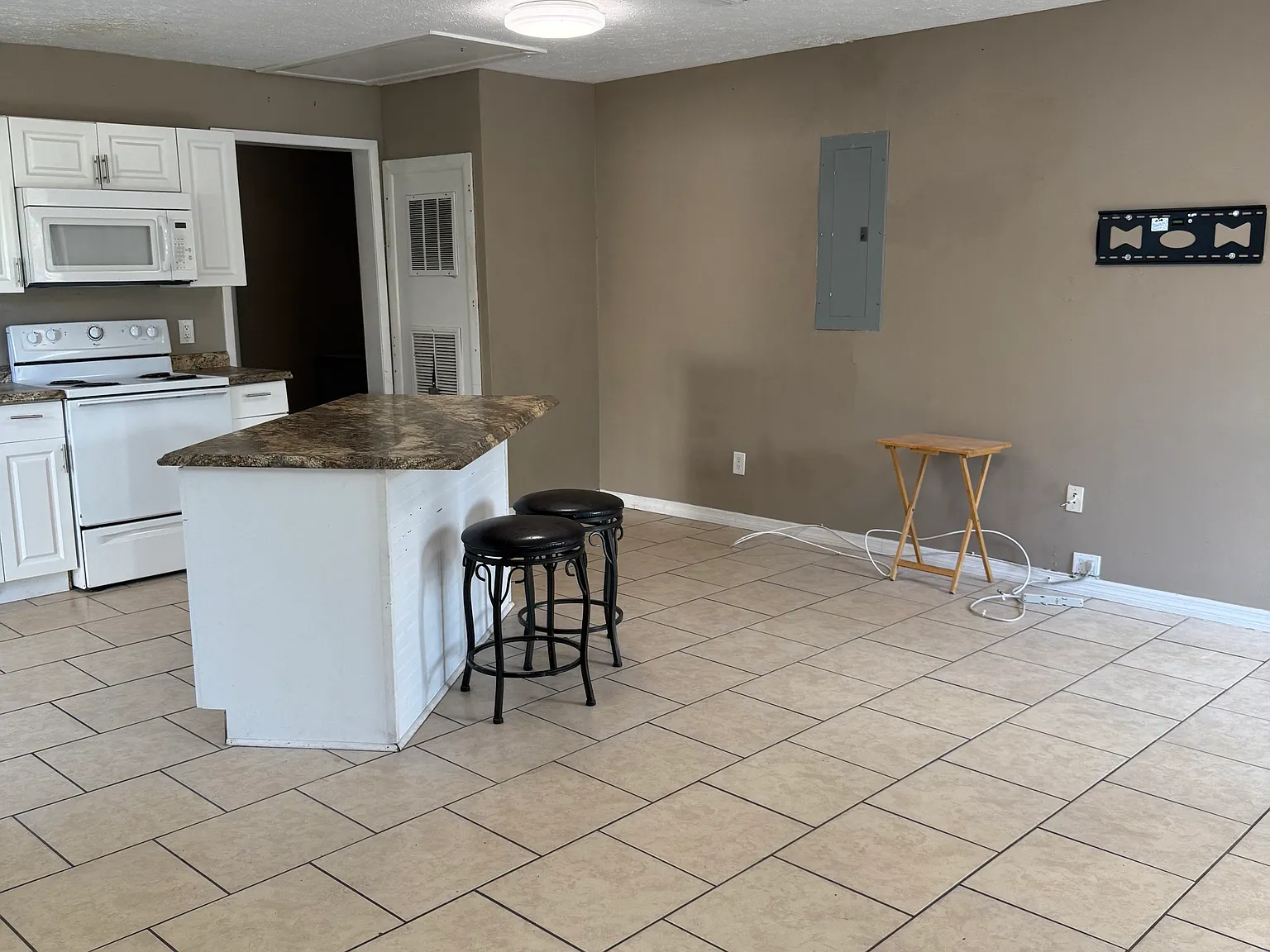 2 bed, 1200 sqft, $1,550 — Photo 4