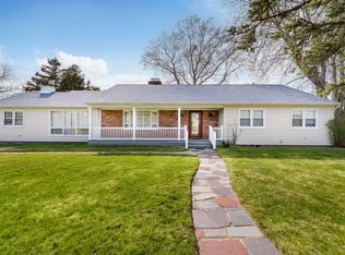 4 Hampton Harbor Ln, Hampton Bays, NY 11946