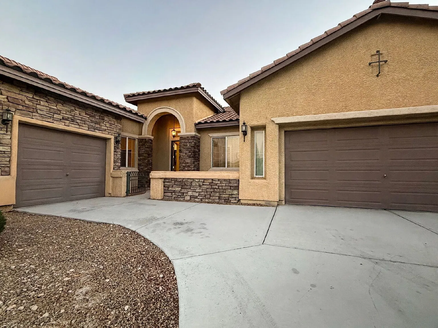 3 bed, 3.0 bath, 2556 sqft, $2,587 — Photo 3