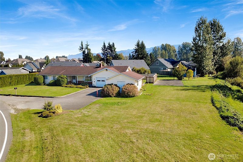 4th image of 1440 Sumas Avenue