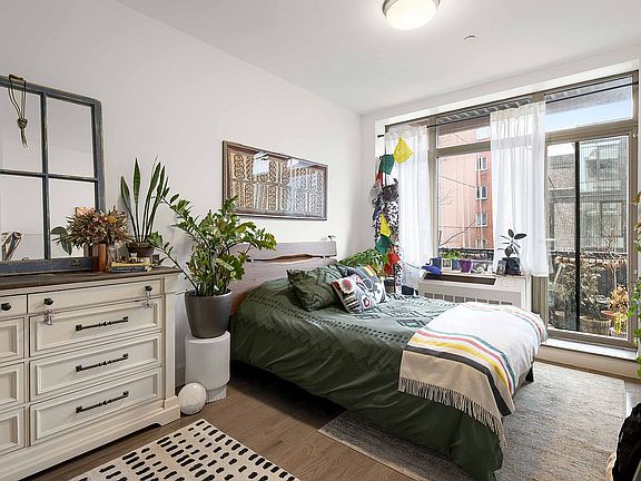 5th image of 200 16th St APT 3A