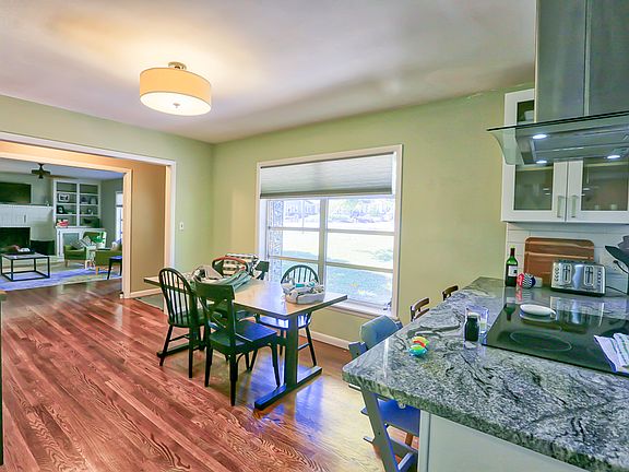 dining room w hardwood floor