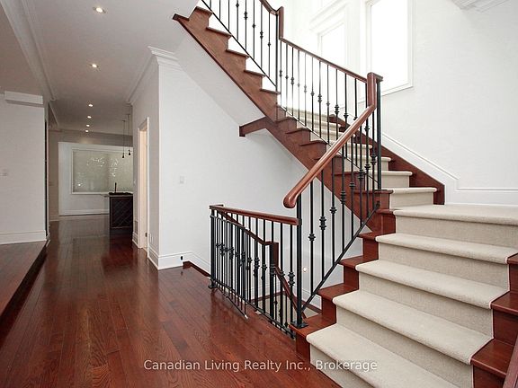 5th image of 374 Glengarry Ave