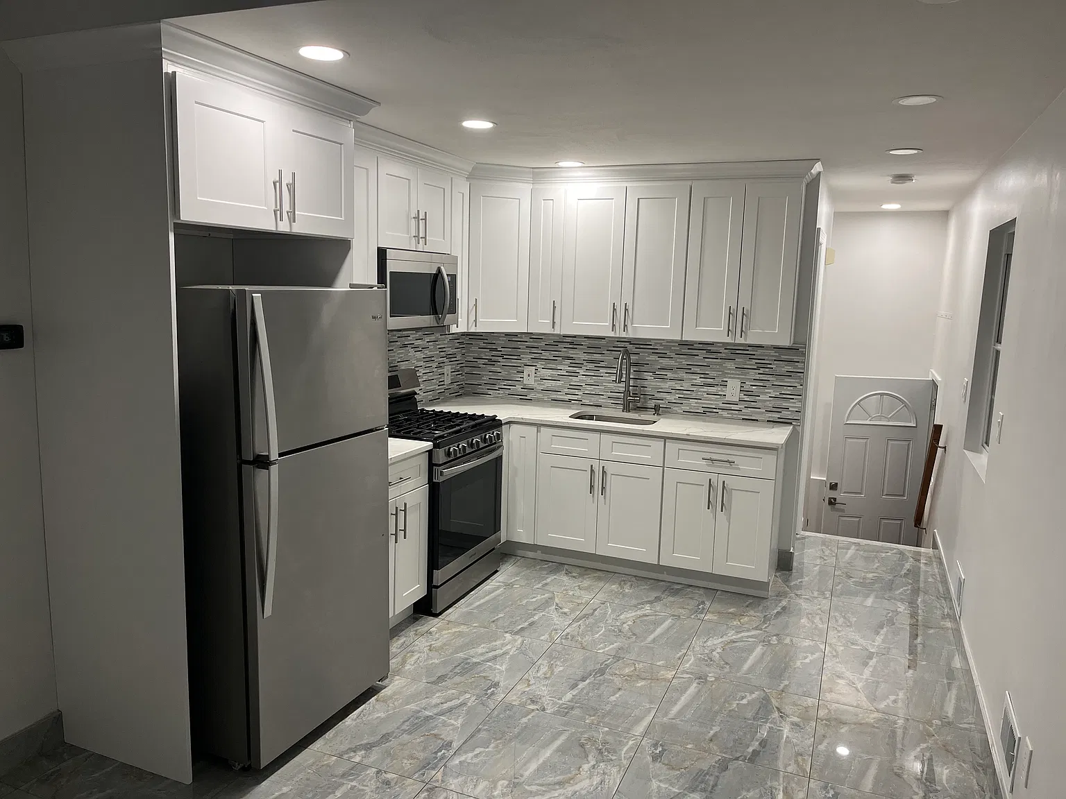 1 bed, 900 sqft, $1,900 — Photo 3