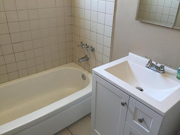 4th image of 613 W Avenue H12