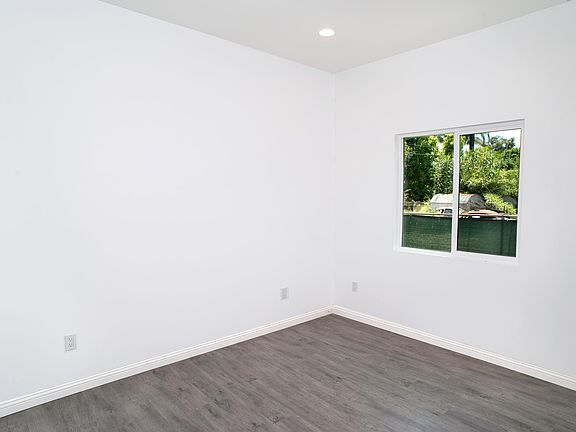 4th image of 7918 Amestoy Ave