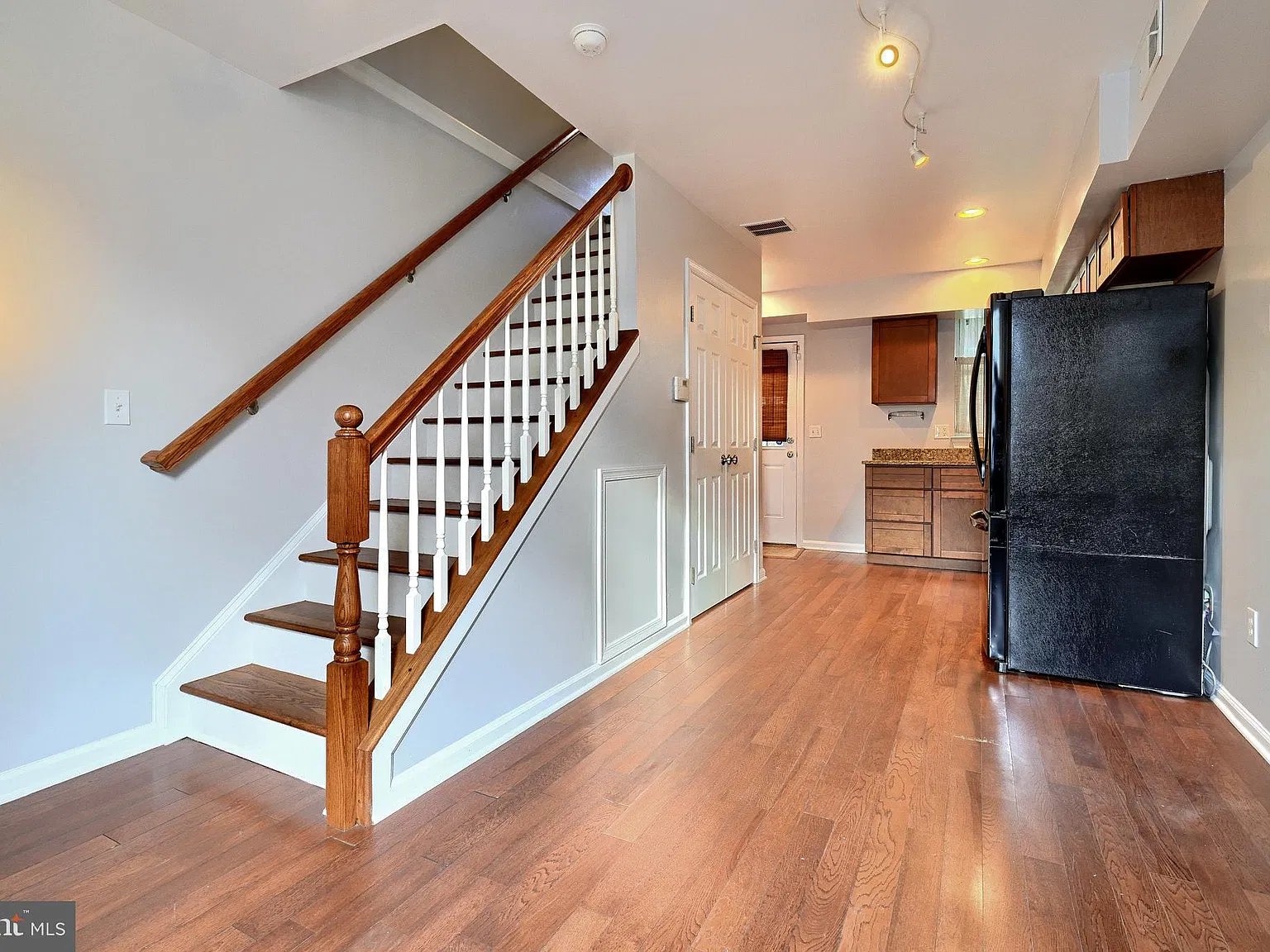 1 bed, 1.0 bath, 825 sqft, $1,700 — Photo 2