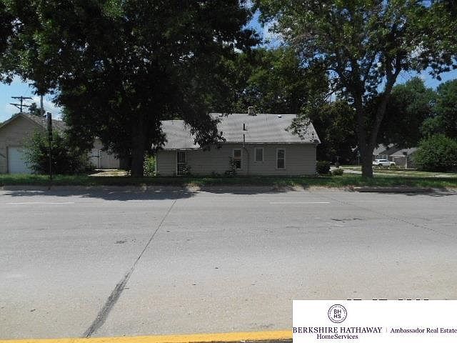 2nd image of 1909 Front St