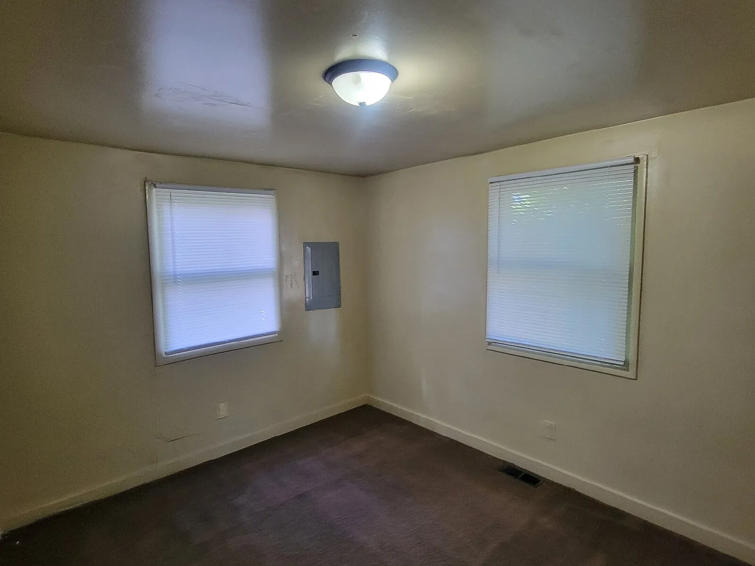3 bed, 1.0 bath, $895 — Photo 2