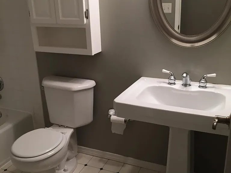 common bath & pedestal sink