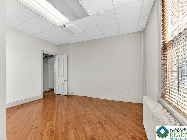 401 W Broad St — Photo 9