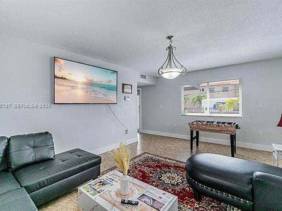 4th image of 901 NW 22nd Pl #0