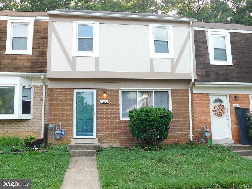 1220 Thomas Jefferson Pl photo 1